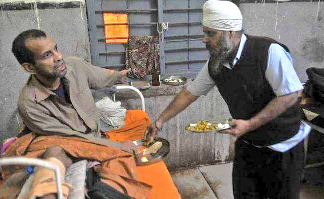 Gurmeet Singh feeding a patient. (Source: Twitter/Real Heroes)