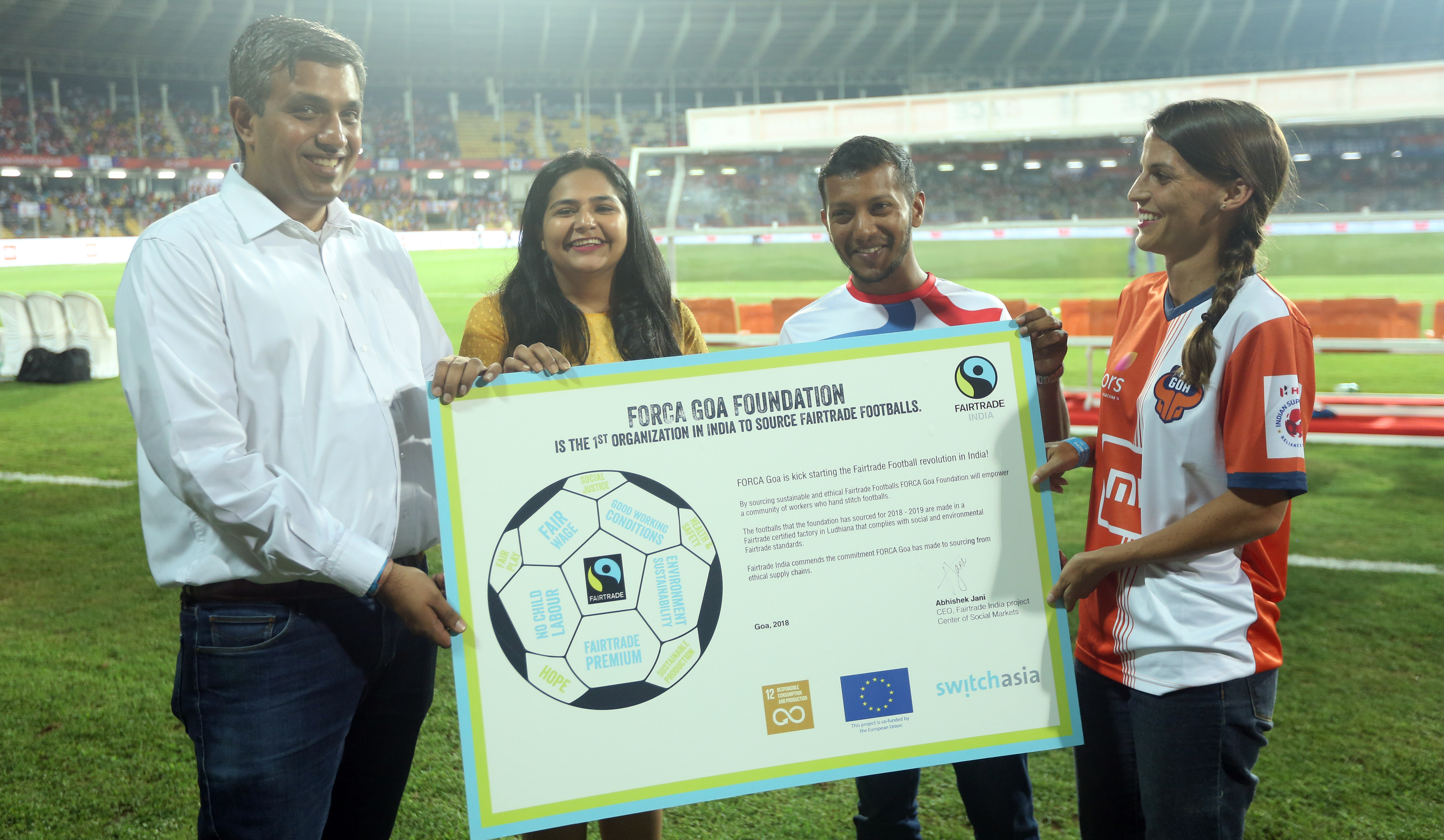 Abhishek and Debian from Fair Trade give memento to Jill and Nathan from Forca Goa Foundation during match 17 of the Hero Indian Super League 2018 ( ISL ) between FC Goa and Mumbai City FC held at Jawaharlal Nehru Stadium, Goa, India on the 24th October 2018 Photo credit: Sandeep Shetty /SPORTZPICS for ISL