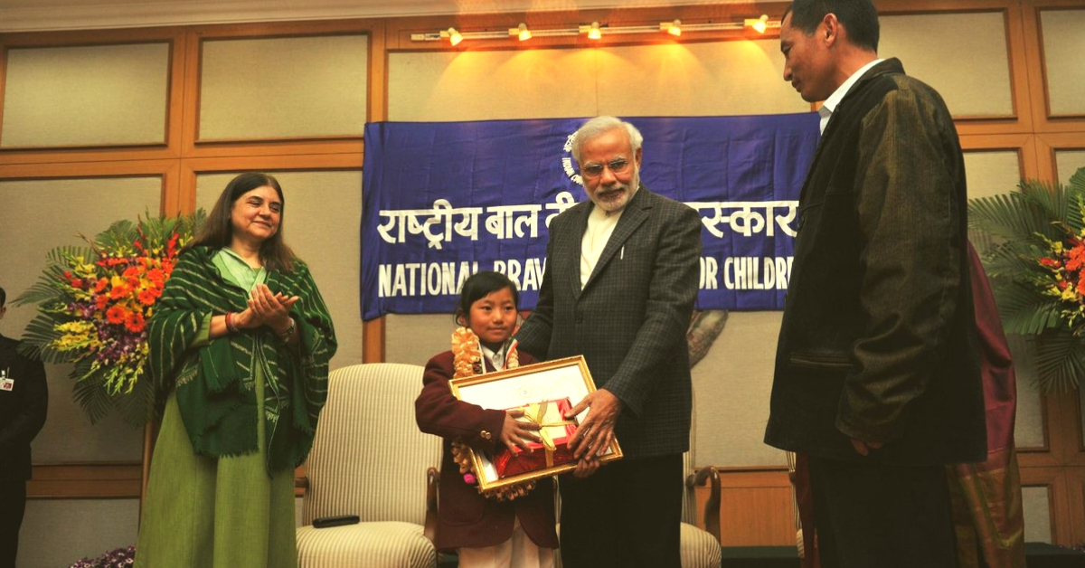 Prime Minister Narendra Modi presenting the National Bravery award to Mhonbeni Ezung. (Source: Twitter/Narendra Modi)