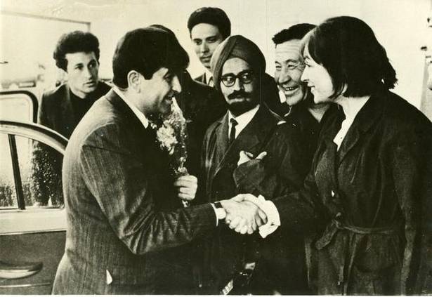 Raj Kapoor at the Moscow Airport with Soviet film actress Clara Luchko welcoming the Indian movie star. (Source: PIB)