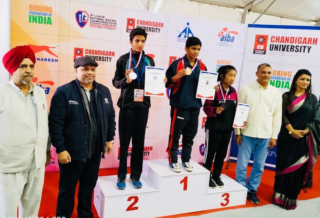 Rajni standing with her gold medal with silver medalist Ragini Upadhaya. (Source: Twitter/SAI)