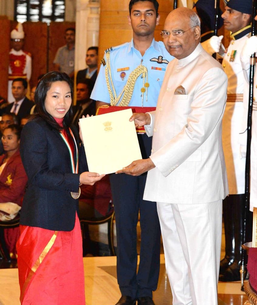 Mirabai Chanu receiving her Khel Ratna award from President Ram Nath Kovind. (Source: Twitter)