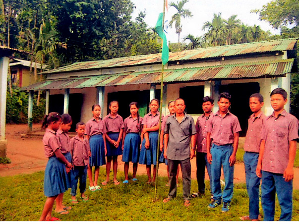 Students standing outside the dilapidated school. (Source: Milaap)