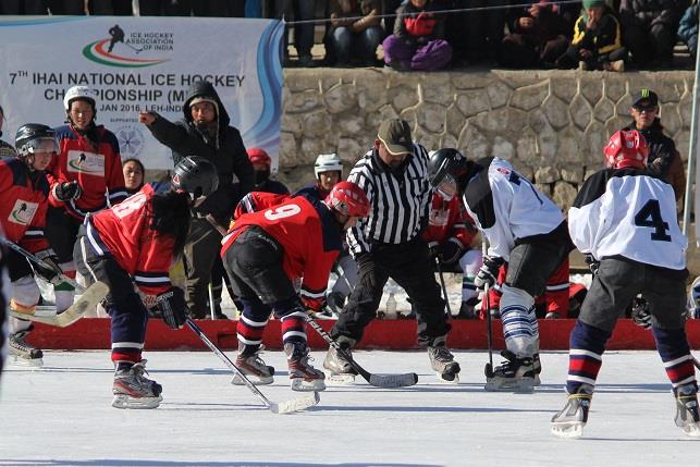 Women players playing at 2016 IHAI National Ice Hockey Championship. (Source: IHAI)