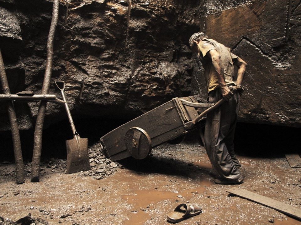 Rat hole mining: Working conditions are inhuman. (Source: Facebook/Kanak Mani Dixit)