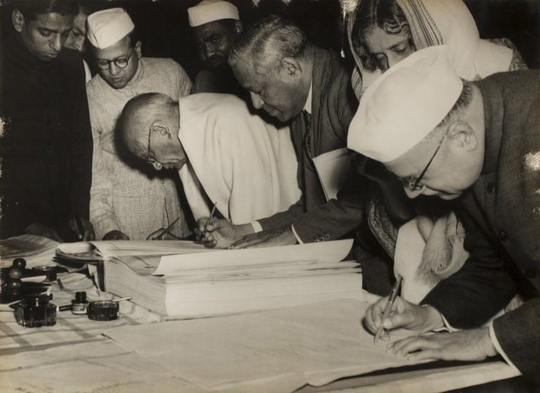 Samvidhan Par Hastakshar Ka Etihasik Drishya — Samvidhan Sabha Ke Sadasya (Signing of the Indian Constitution)
