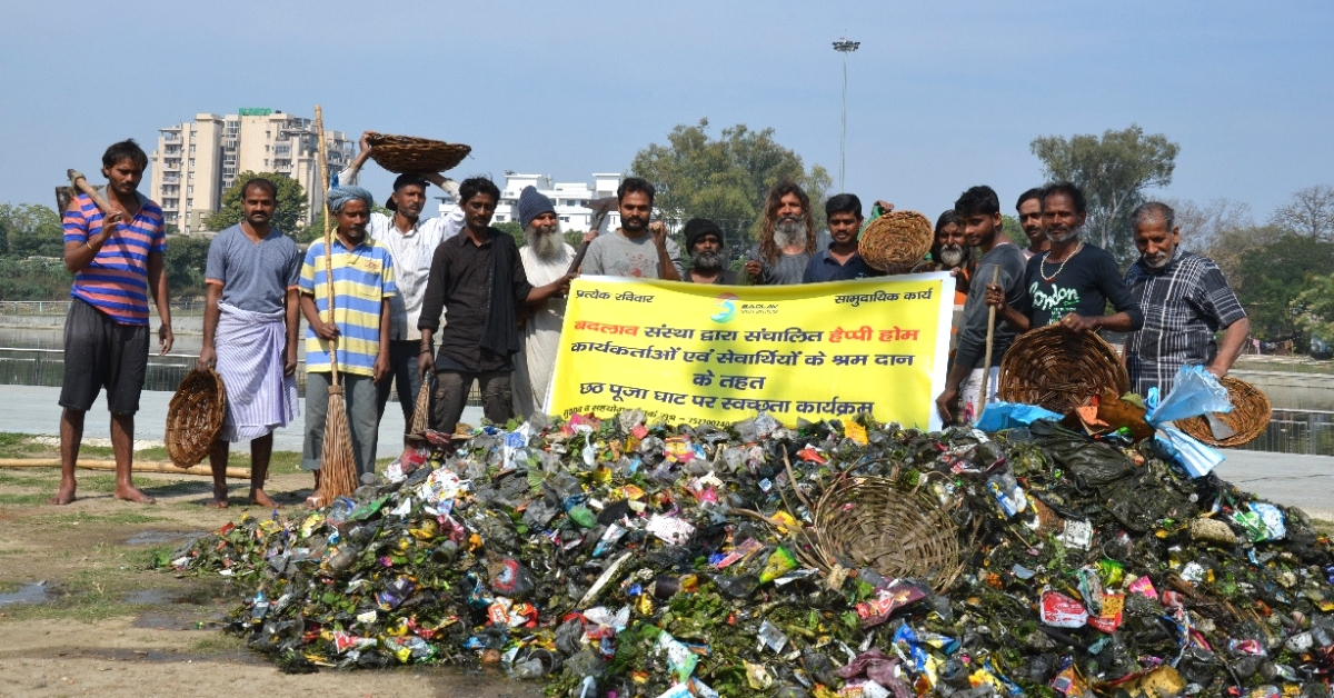 Former Beggars Form Human Chain to Clean River Gomati, Remove 1 Ton of Plastic Waste