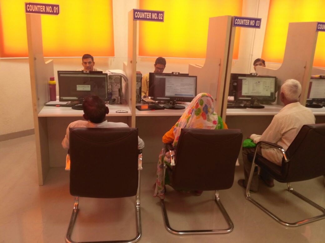 Senior citizens at a Saral Kendra. (Source: Samagra)