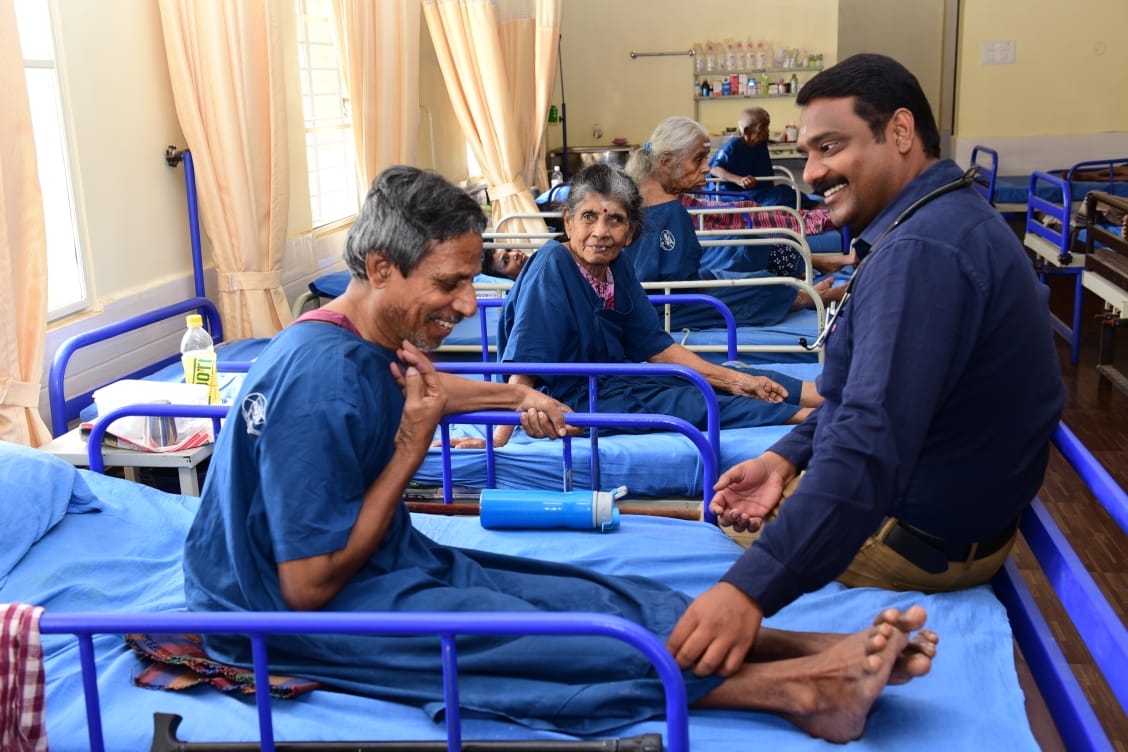 Dr Balaguruswamy with a patient. (Source: Aishwaryam Trust)