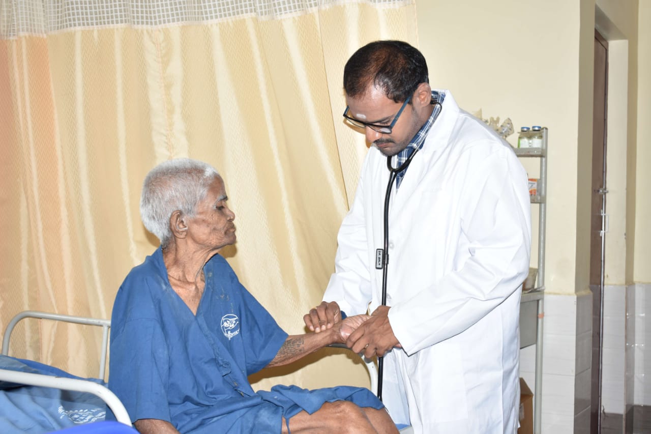 Dr Manikandan with a patient. (Source: Aishwaryam Trust)