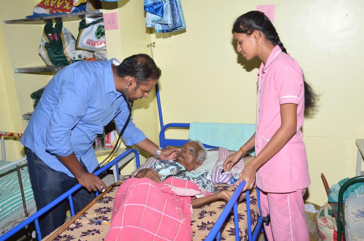 Dr. R Amudhanilavan treating a patient. (Source: AIshwaryam Trust)