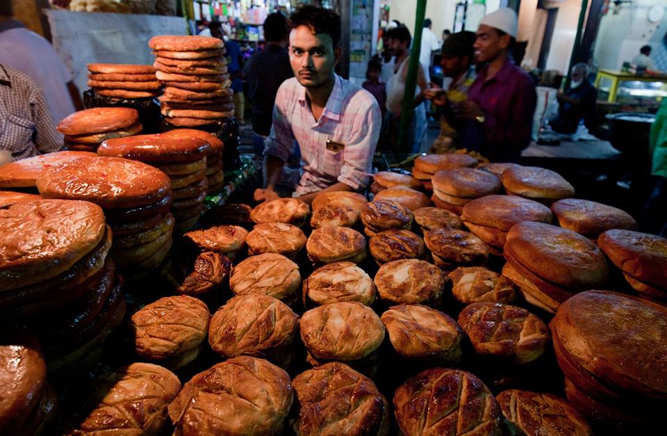 A street-hawker selling Bakarkhani during Ramdaan at the Nakhoda Masjid area in Kolkata. (Source: Facebook/Saurav Ghosh)