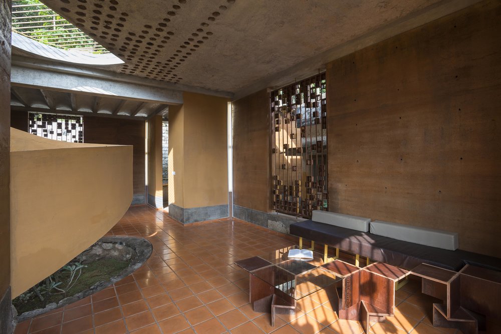 A technology widely used by Late Ar. Laurie Baker involves filling concrete slabs with terracotta tiles aimed at reducing both concrete and conducting heat. This is a similar filler slab concrete using Half cut coconut shells. (Source: Wallmakers)