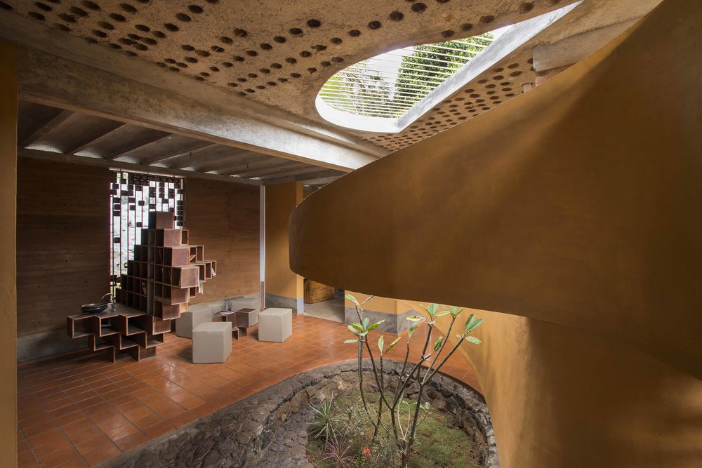 The focal point of the structure is the central courtyard enveloped by the debris wall, which begins at the entrance, goes in the house and winds up in the balcony of the upper bed room. (Source: Wallmakers)