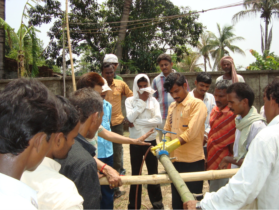Working with the local community near the Kosi river, Bihar. (Source: Hunnarshala Foundation)