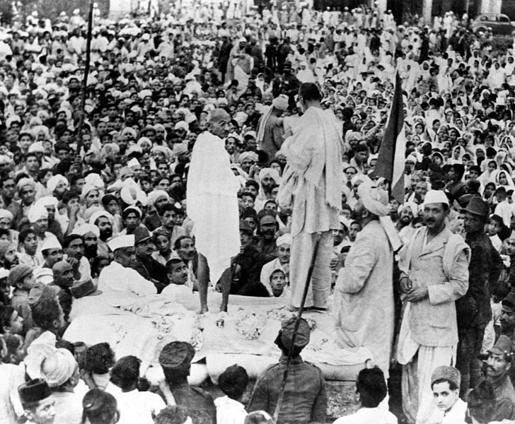 May 1938: Mahatma Gandhi With Khan Abdul Ghaffar Khan at a Public Meeting In North-West Frontier Province. (Source: India History Pics/Twitter)