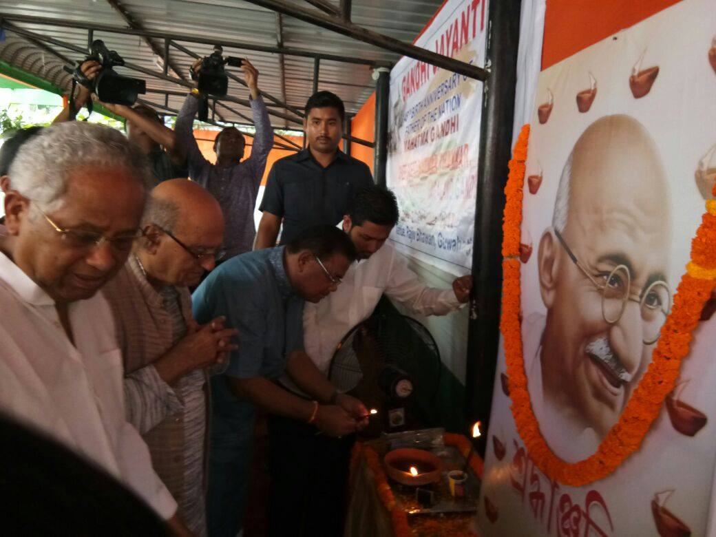 Natwar Bhai paying his respects to Mahatma Gandhi during Gandhi Jayanthi. (Source: Facebook/Dulu Ahmed)