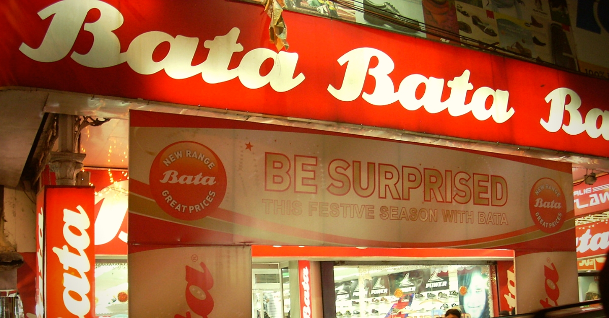 Dinesh presentó una denuncia contra Bata India por cobrar 3 rupias adicionales por la bolsa de papel.  Fuente de la foto: Wikipedia