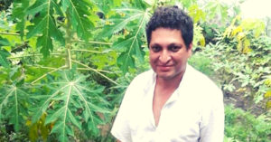 IIT/IIM Alumni Quits Cushy Job, Helps 400 MP Farmers Grow Organic 'Food Forests'!