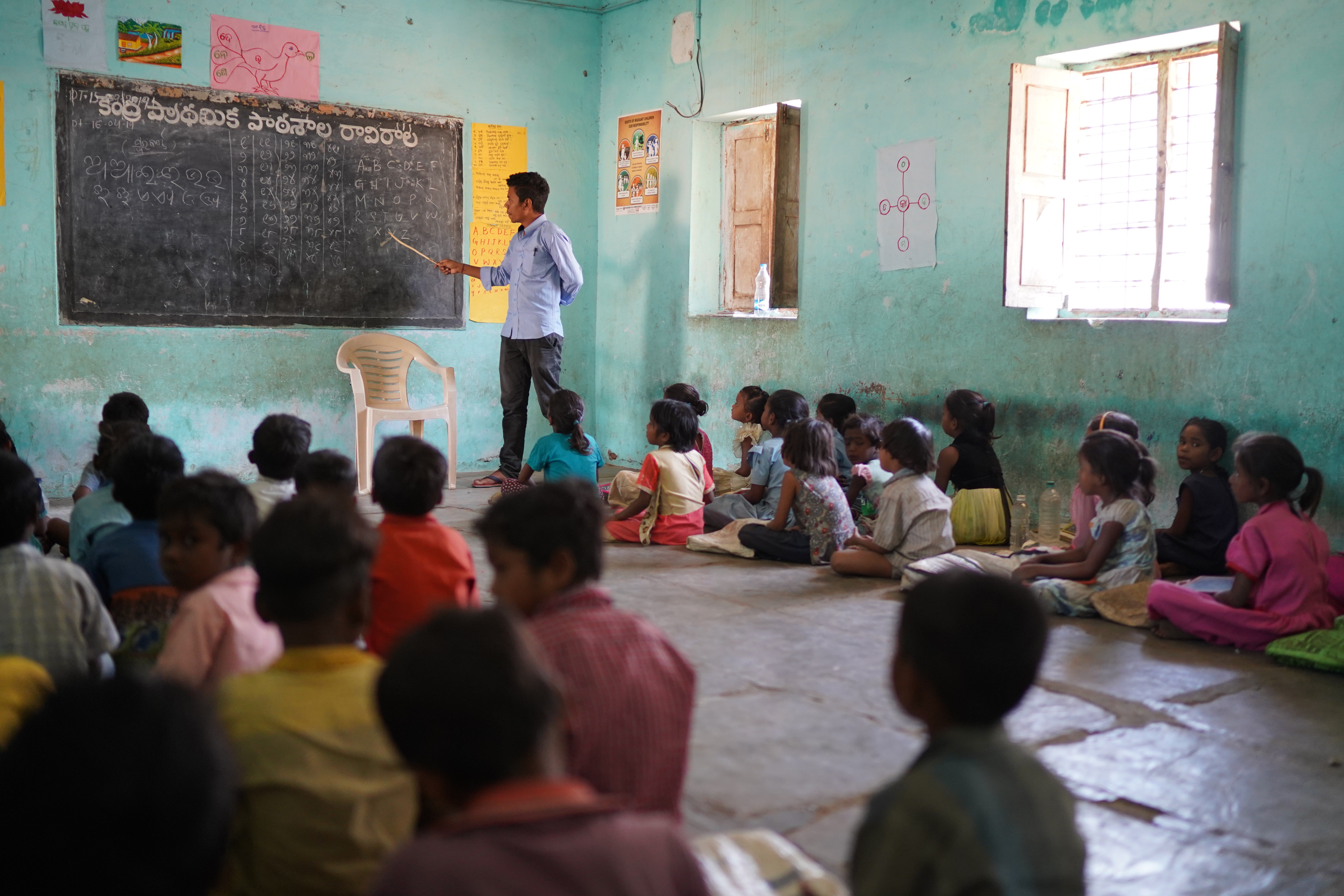 A teacher volunteer taking a class for children of brick kiln workers. (Source: Aide et Action)