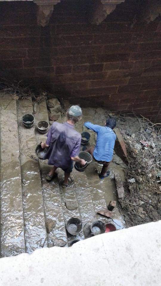 Caron with a volunteer cleaning these magnificent bawaris. (Source: Pratyush Joshi)