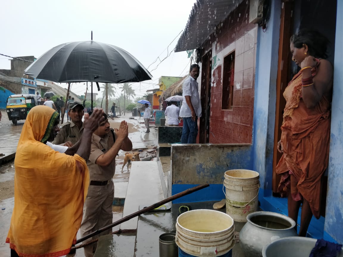 Even senior police officers were requesting residents to leave their homes in anticipation of the cyclone. (Source: Twitter/Odisha Police)