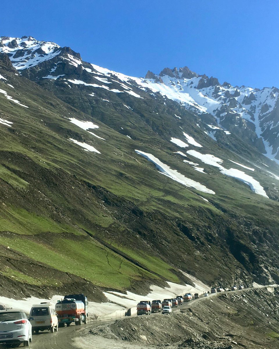 Driving through Zojila pass today. (Source: Twitter/Javed Parsa)