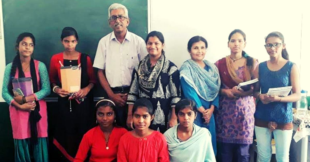 Retd 73-YO Opens 7 Library-Cum-Classrooms For Noida’s Underprivileged Kids!