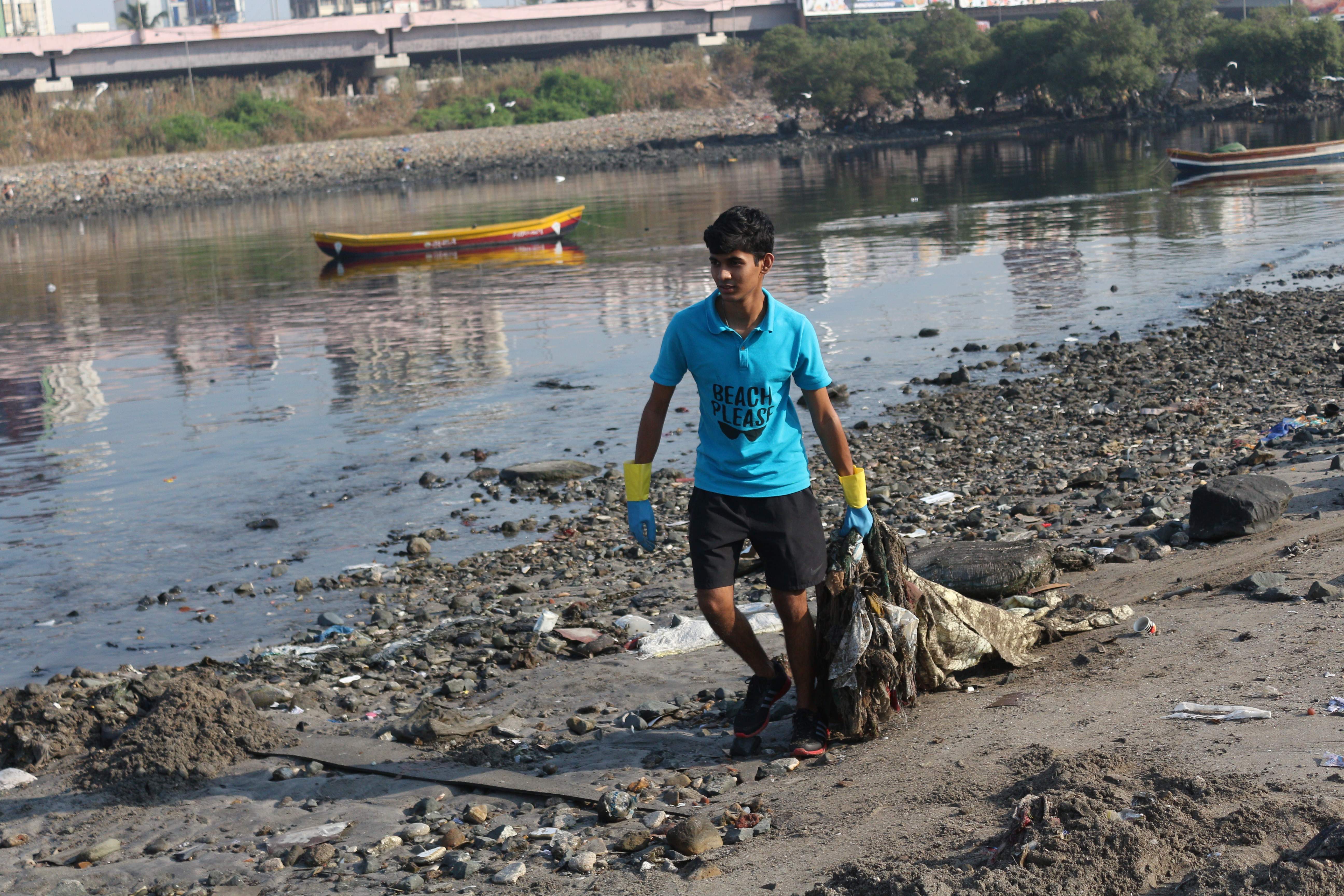 Cleaning up the trash at Mithi River. (Source: Beach Please)