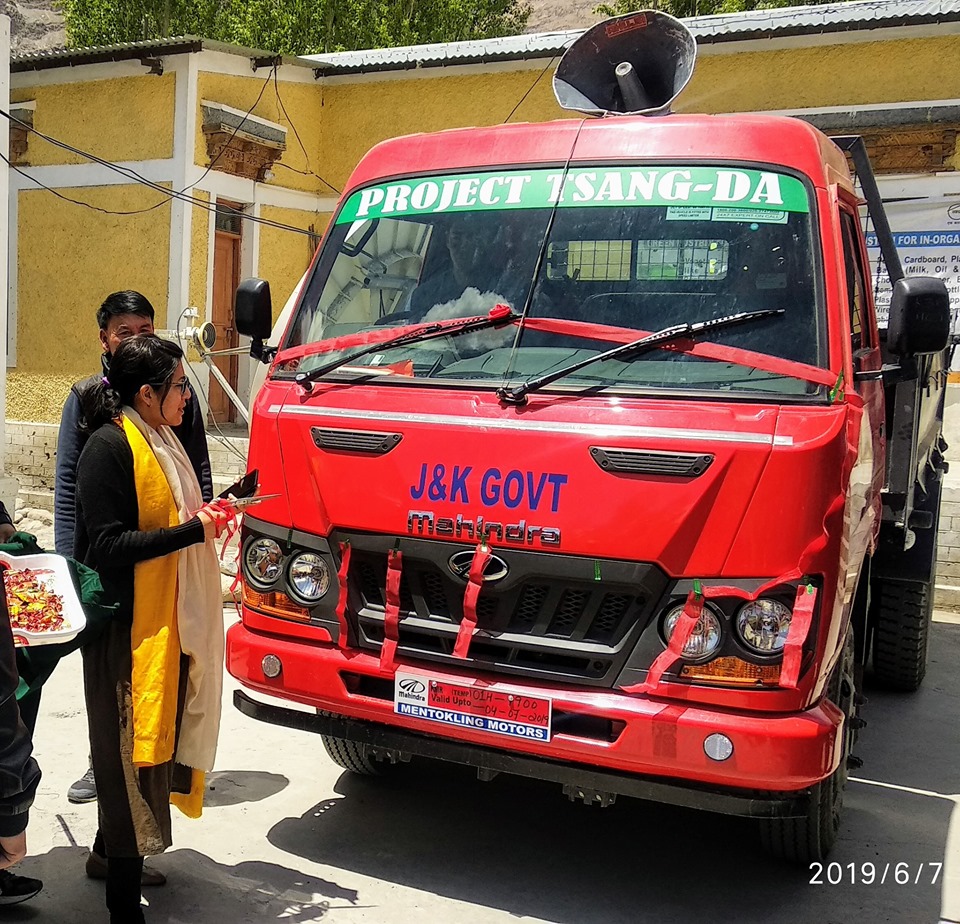 DC Avny Lavasa standing alongside a garbage collection truck. (Source: Facebook/Leh District Administration)