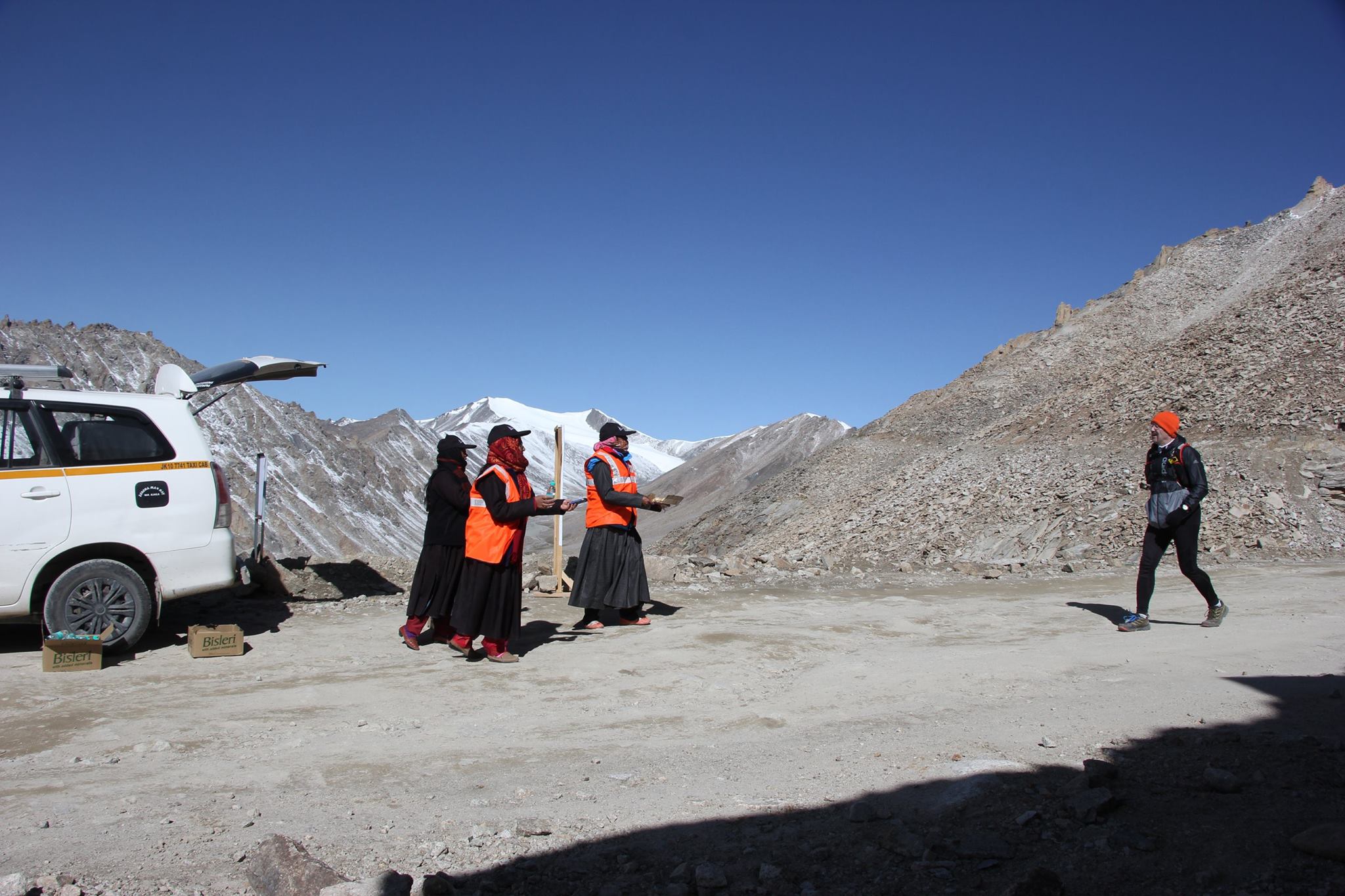 Volunteers at 17,400ft. (Source: Ladakh Marathon)