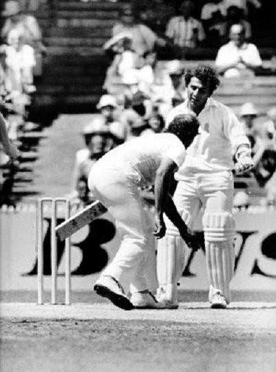 Sunil Gavaskar gesturing to Dennis Lillee (Source: India History Pictures/Facebook)