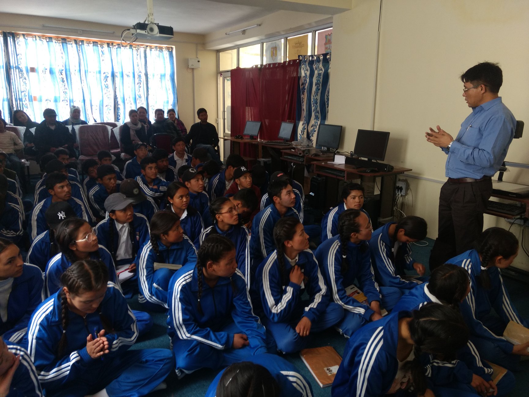 Tsering Tashi addressing students. (Source: Ladakh Science Foundation)