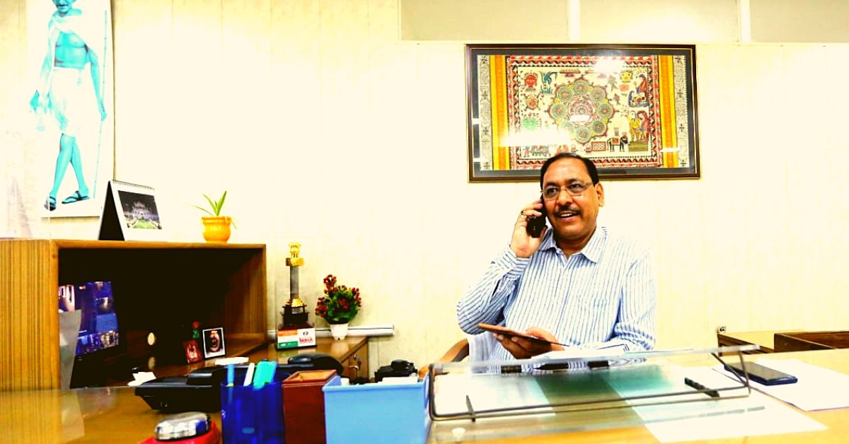 UP IAS Officer Comes To Work 10 Mins Early Everyday to Clean His Own Office!