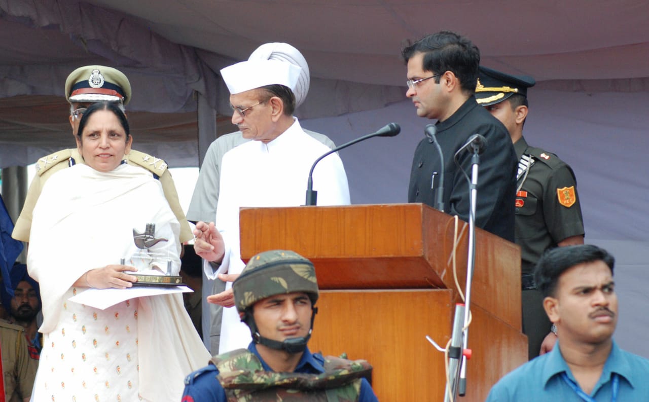 Amarjit Kaur Dhillon receiving a certificate of commendation from the UT administration on Independence Day, 2010. (Source: Amarjit Dhillon) 