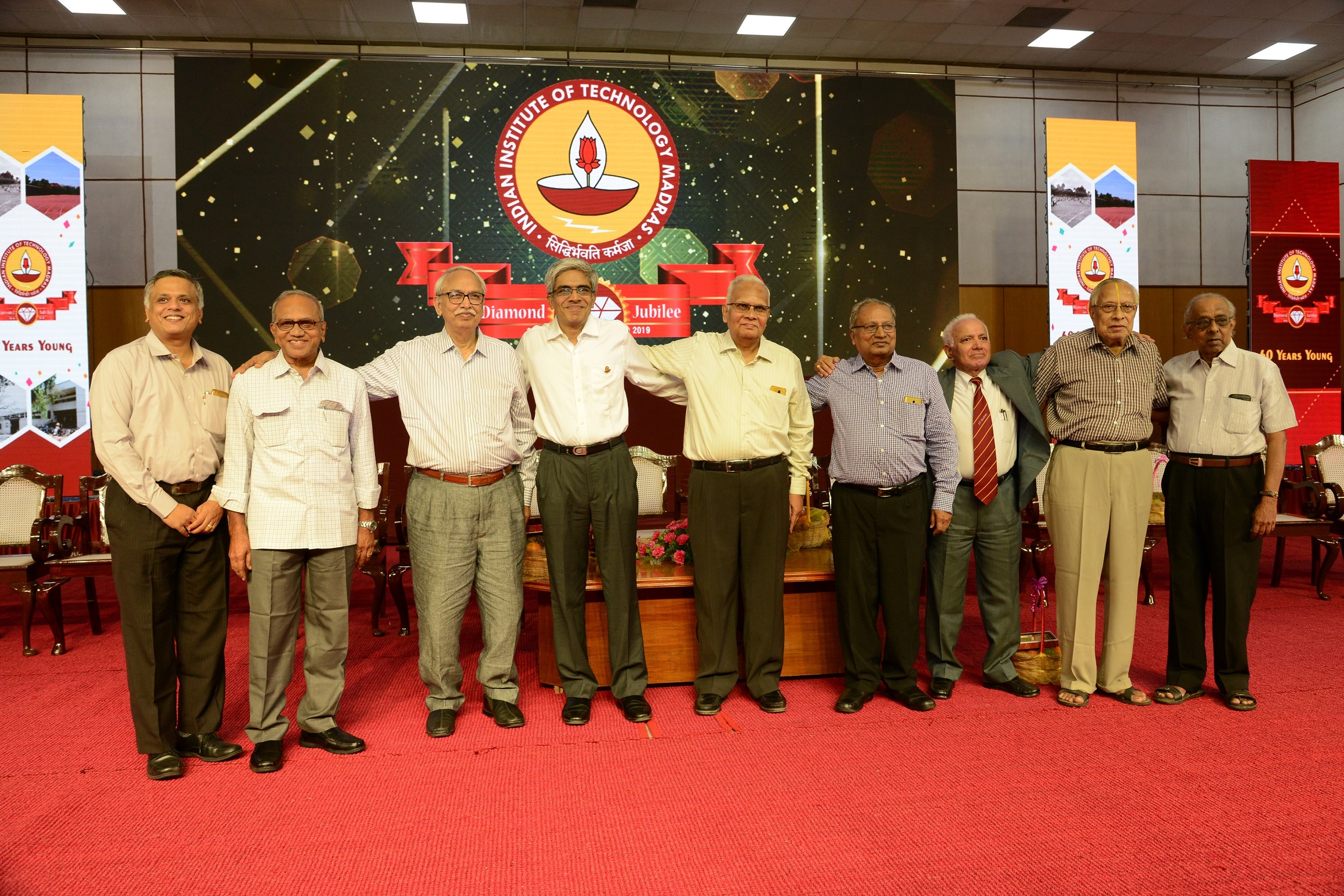 Prof. Bhaskar Ramamurthi, Director, IIT-M with the first batch that graduated from the Institute in 1964 during Diamond Jubilee celebrations. (Source: IIT Madras)