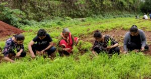 29-YO Quits Her Job to Help Pune Folks 'Travel Dirty' & Experience Village Life!