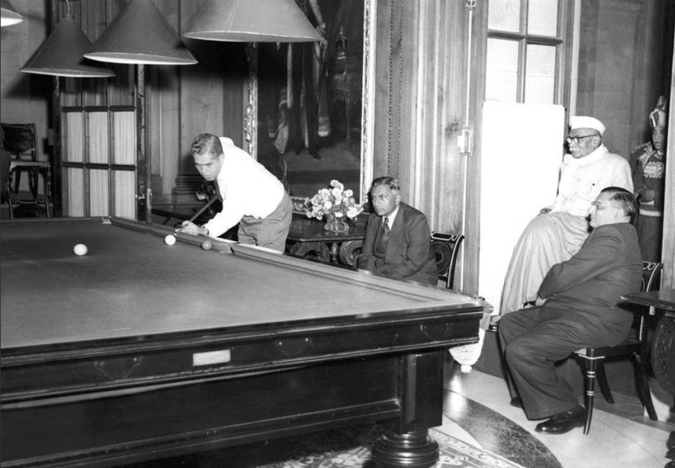 Wilson Jones, World Amateur Billiards Champion Playing Exhibition Match In Rashtrapati Bhavan. (Source: Twitter)