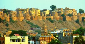 India's Last Inhabited Fortress in Rajasthan has 4000 People Living Rent-Free In It!