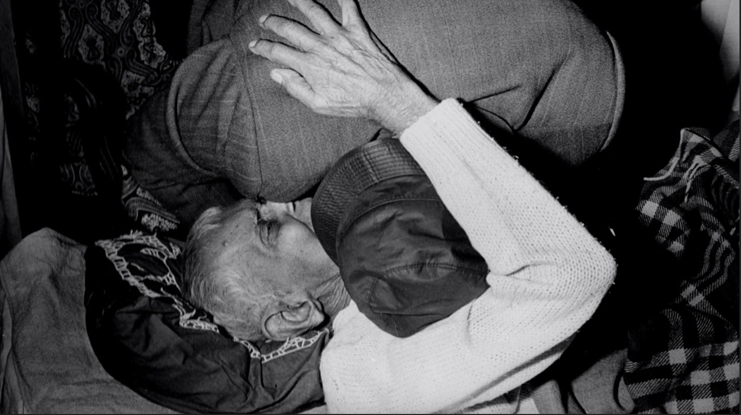 Dr Abdus Salam embracing his Guru. (Source: Twitter)