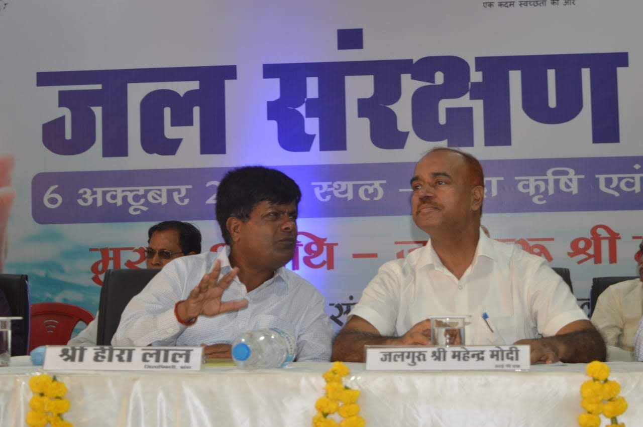 District Magistrate Heera Lal (Right) and Mahendra Modi, Adviser to UP Urban Development Department. 