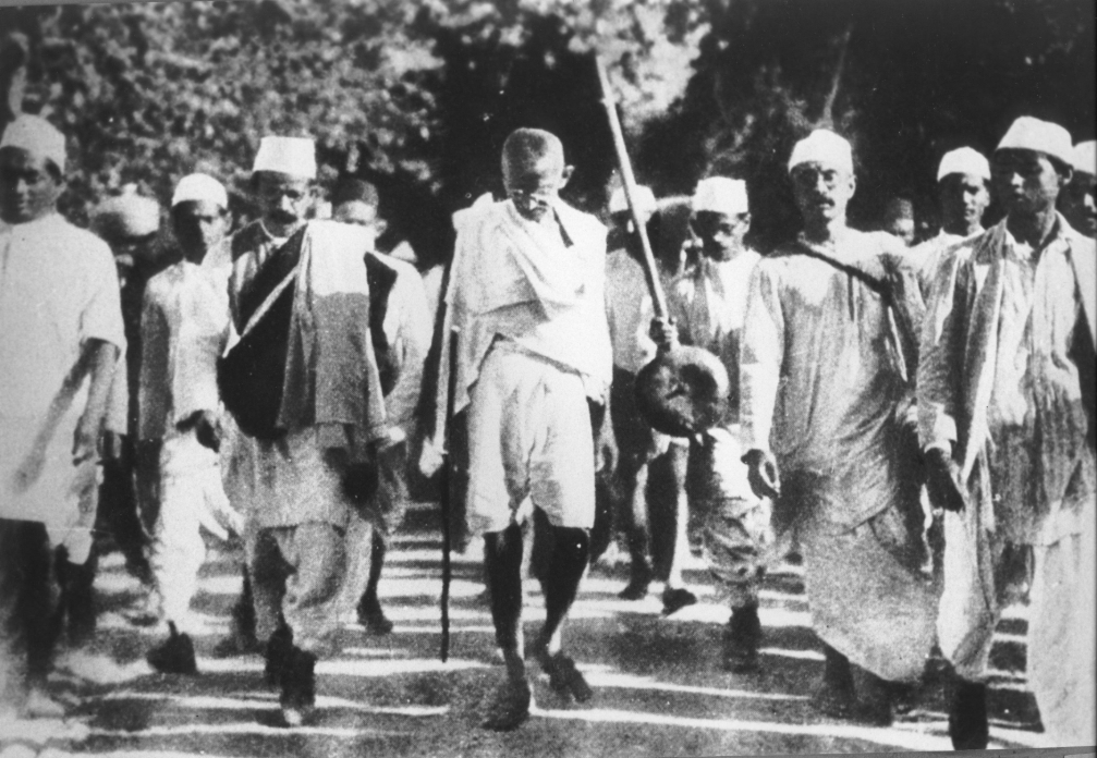 Krishna Nath Gandhi (on the right of Mahatma Gandhi) walking alongside Gandhi during the Dandi March. (Source: Twitter)