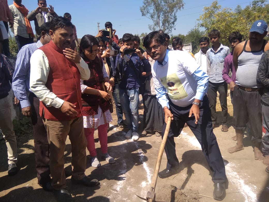 District Magistrate Heera Lal leading the way in showing locals how to construct contour trenches. 