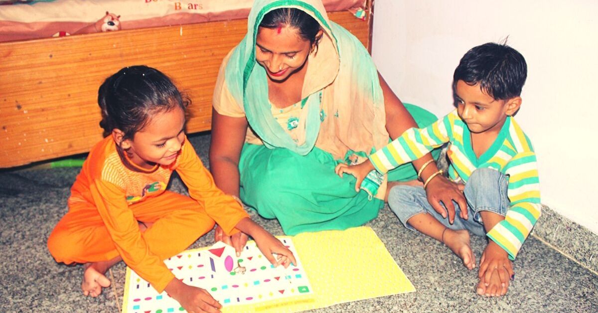 Delhi Engineer Helps 6000+ Uneducated Moms Become Teachers to Their Kids!