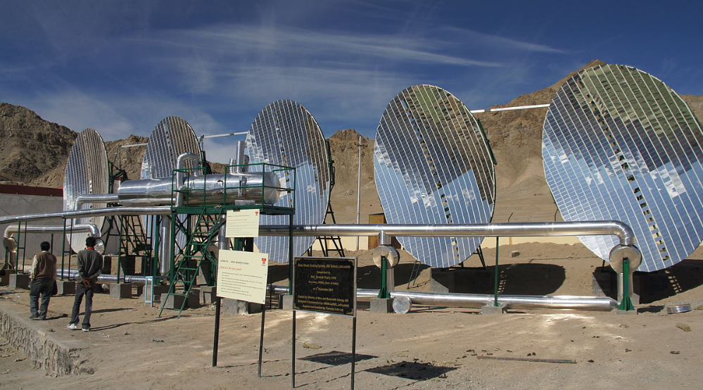 Scheffler Cooker (solar cooker) at Jawahar Navodaya Vidyalaya school, Leh, Ladakh. (Source: Wikimedia Commons)