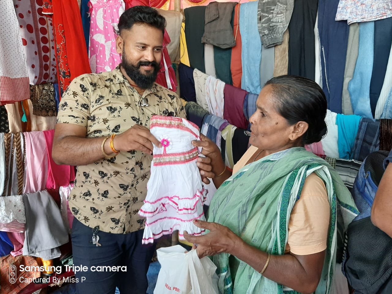 Distributing free clothes. (Source: Helping Hands)