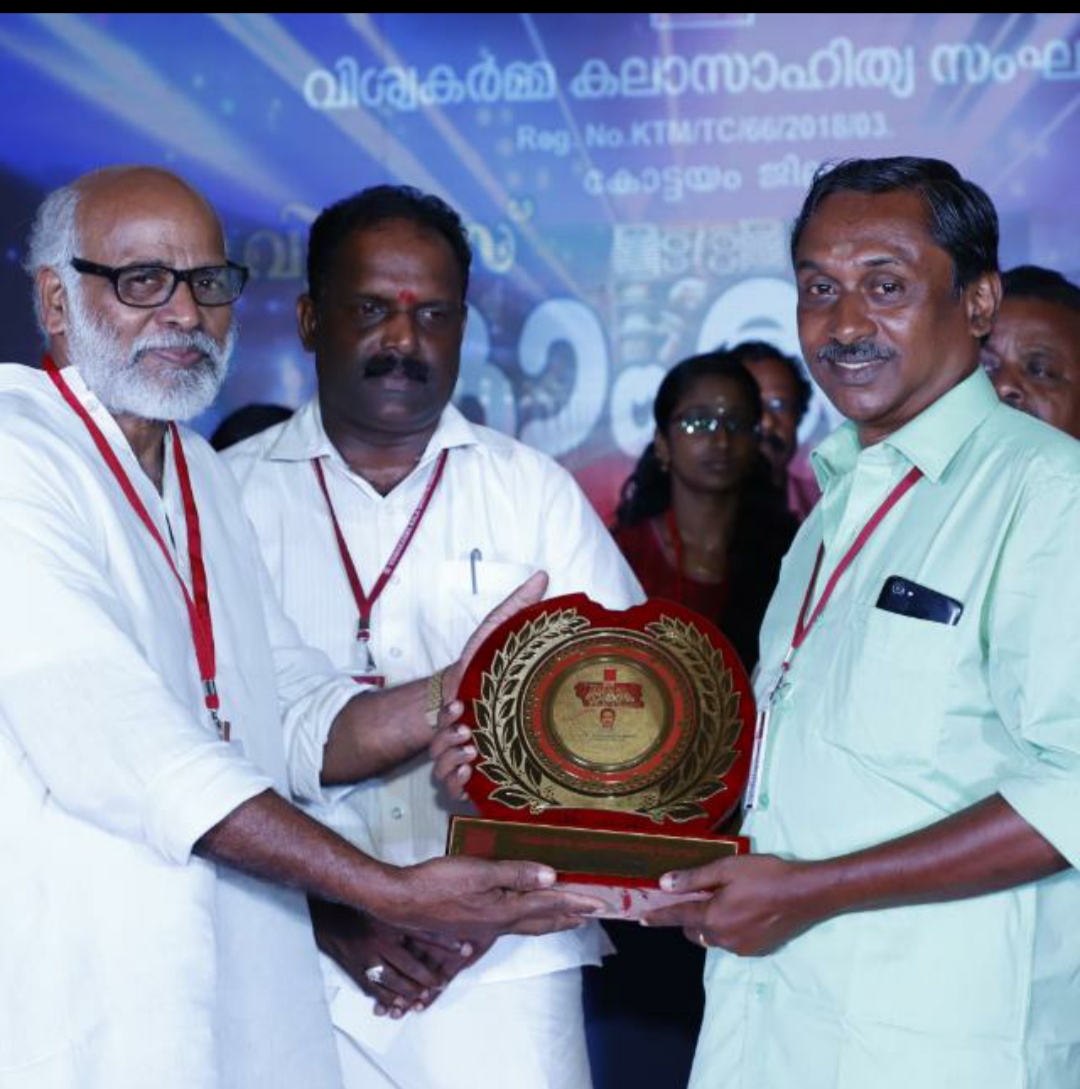 P Gopalakrishnan Achari (Right) receiving an award. (Source: Gopalakrishnan Achari)