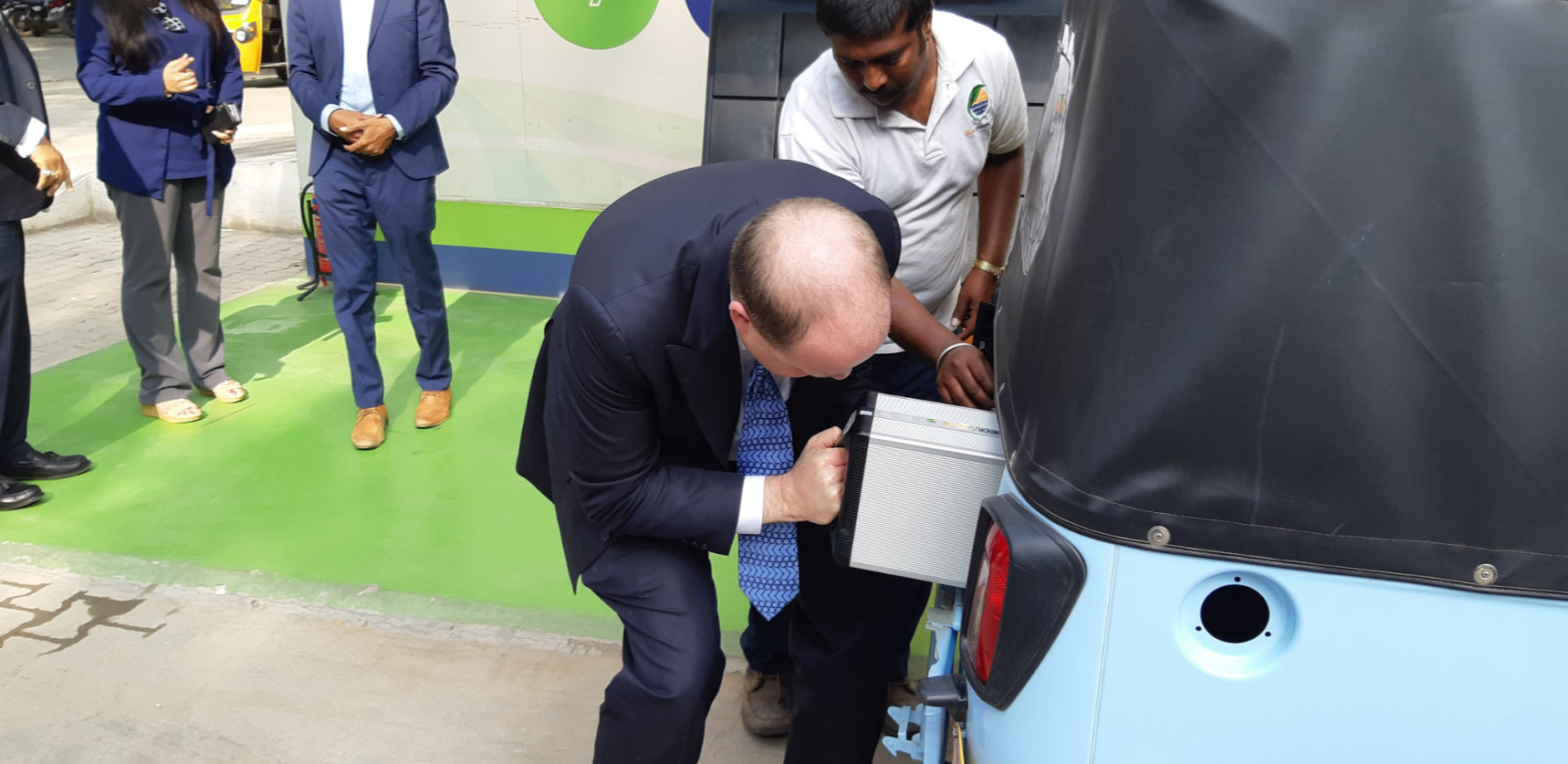 Inserting the swappable battery into the auto rickshaw. (Source: Twitter/SUN Mobility)