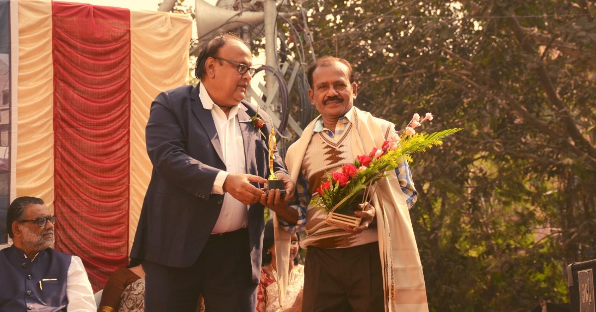 Dropout-Turned-Fish Seller Has Been Running A Free School in Kolkata For 40 Years!