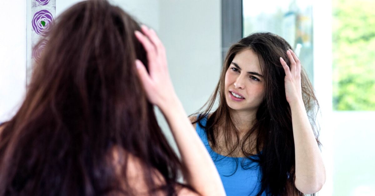 Frizzy Hair Coming in the Way of Your Gorgeous Look? Here’s How to Control It Naturally